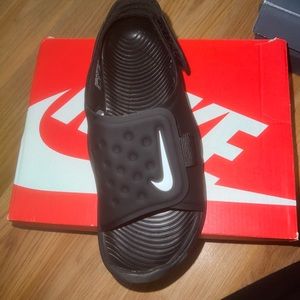 Nike Boys Sandal’s… Size 2